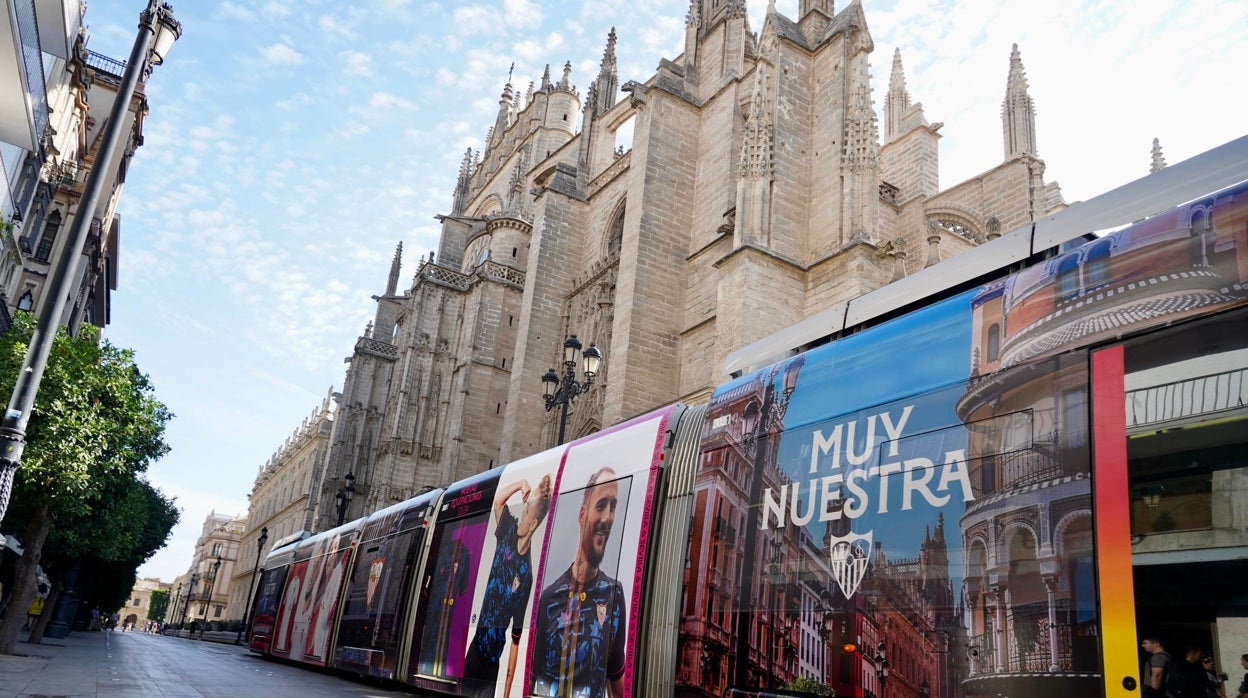 Imagen del tranvía con las nuevas equipaciones del Sevilla FC