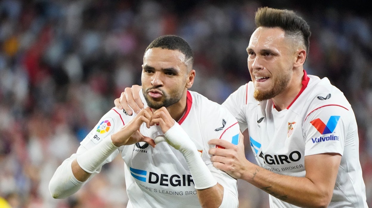 Ocampos y En-Nesyri celebran el gol del marroquí ante el Villarreal en LaLiga este pasado curso 2022-23