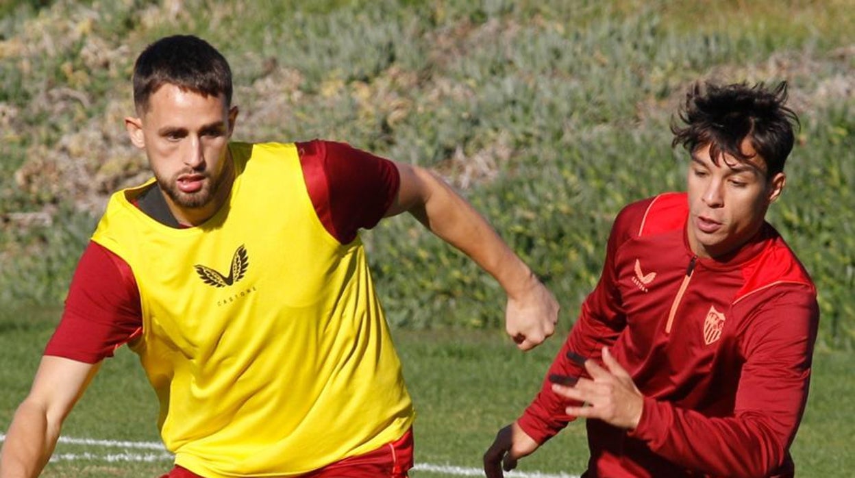 Januzaj pugna con Óliver Torres durante un entrenamiento del Sevilla de la temporada 2022-23