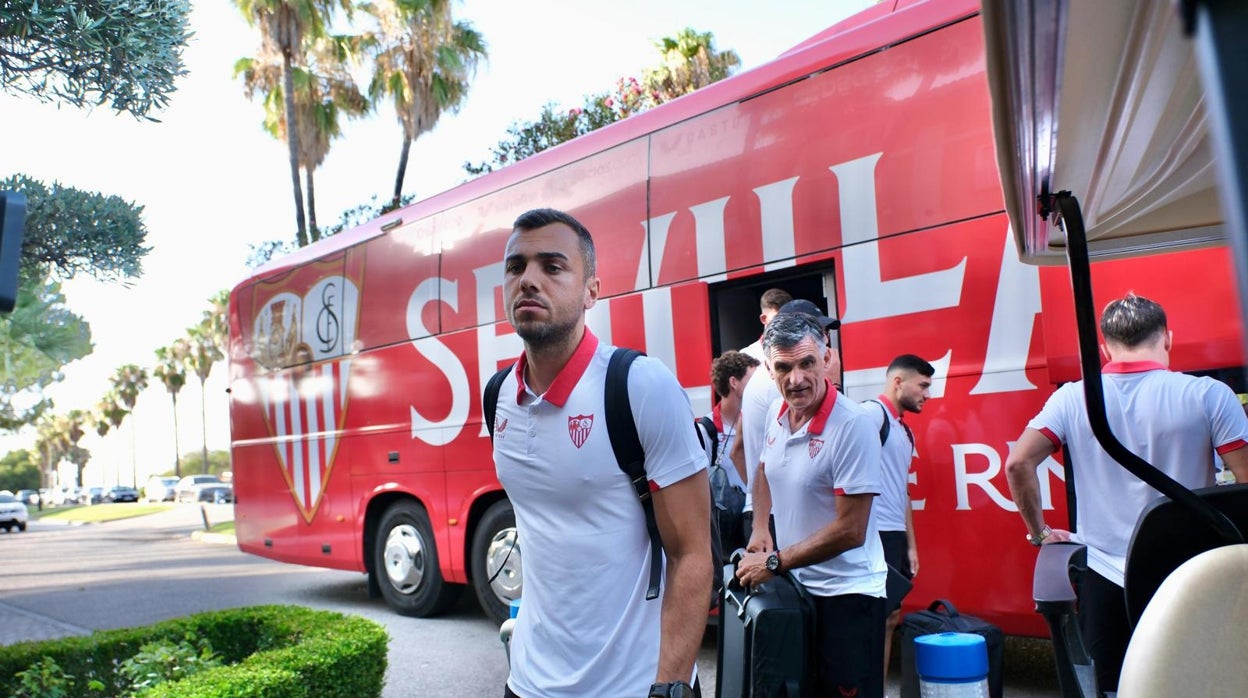 Joan Jordán, en primer término, y José Luis Mendilibar, a la llegada del Sevilla a la concentración de Montecastillo