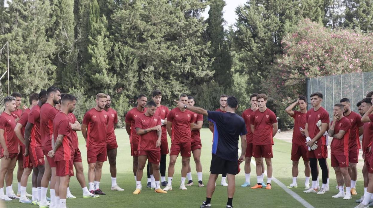 Mendilibar se dirige a los jugadores durate uno de los primeros entrenamientos de la pretemporada en Montecastillo
