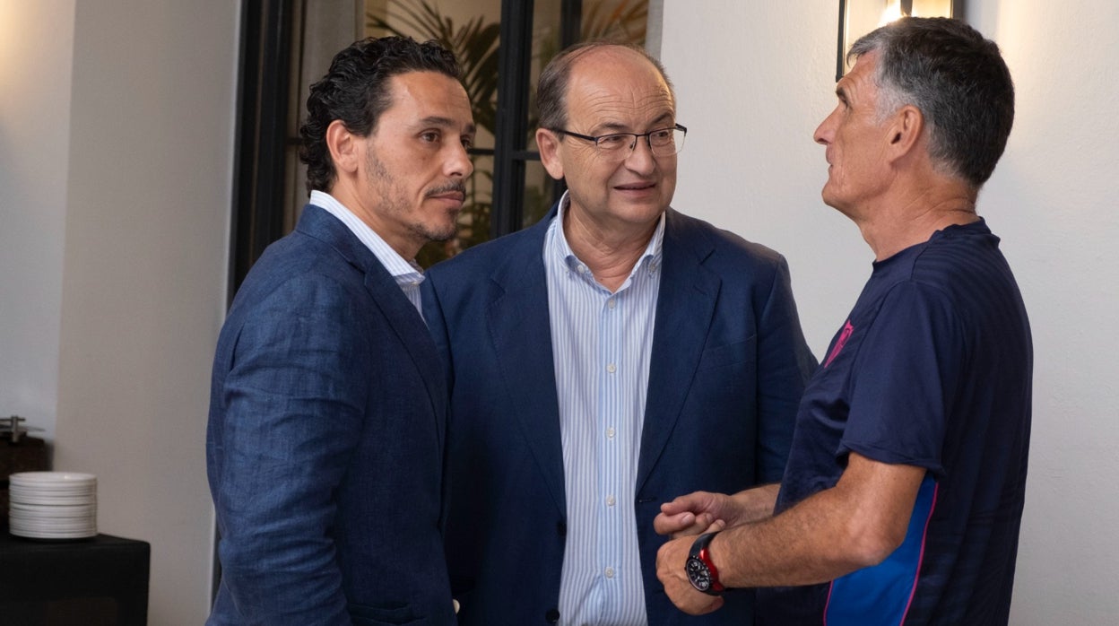 Del Nido Carrasco y Castro departen con Mendilibar en la concentración sevillista