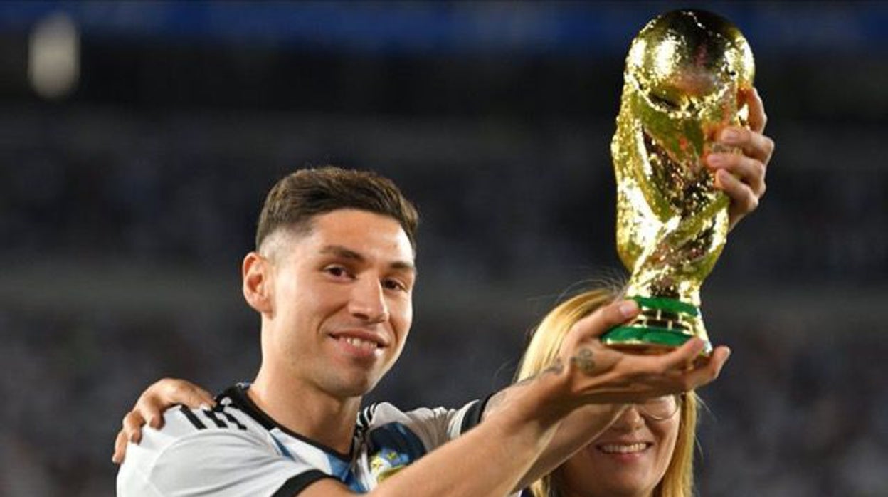 Gonzalo Montiel alza la Copa del Mundo en Qatar