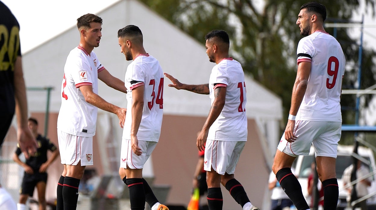 Pedro Ortíz, Óscar, Tecatito y Mir celebran uno de los goles ante el Ceuta