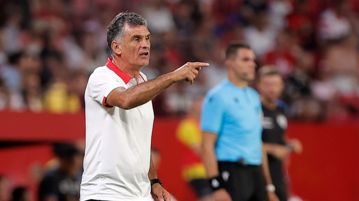 Mendilibar da instrucciones durante el Trofeo Antonio Puerta