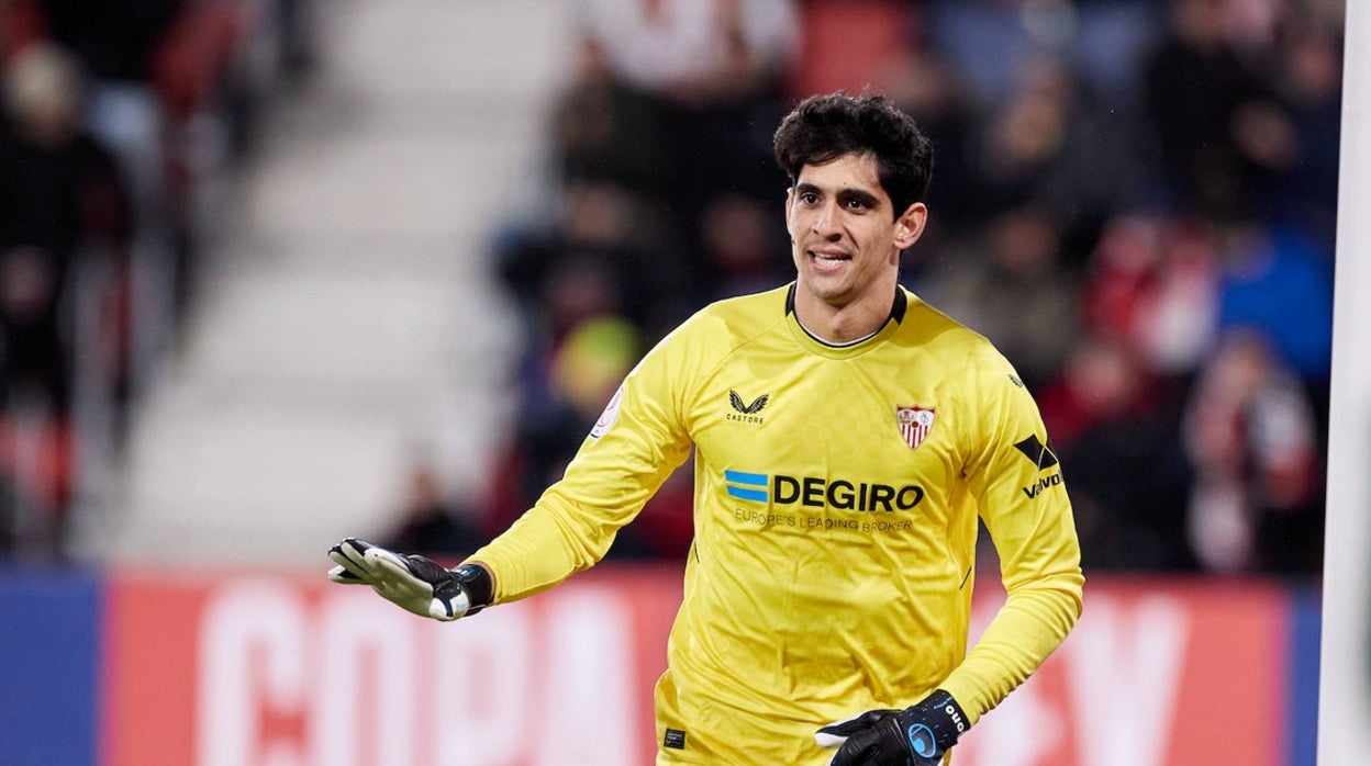Bono, en un partido con el Sevilla FC
