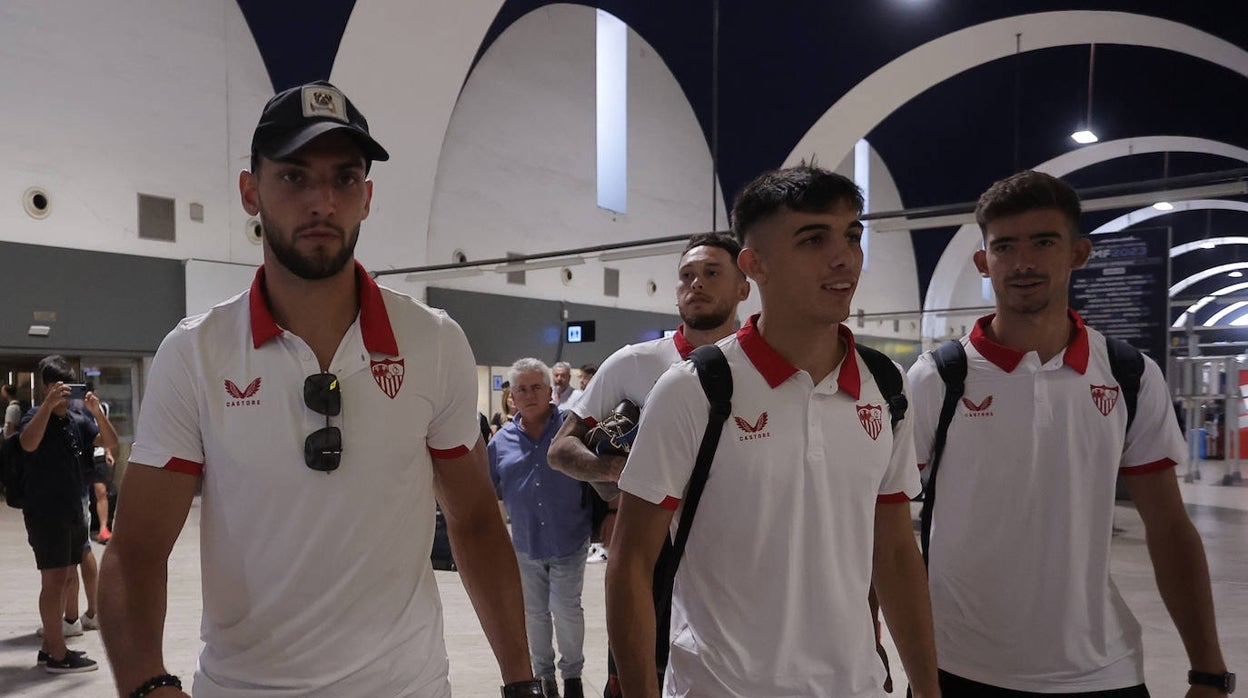 Rafa Mir, Alberto Flores, Kike Salas y Ocampos en el aeropuerto de San Pablo