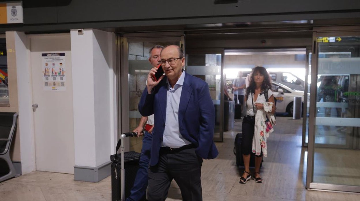 José Castro, en el aeropuerto de Sevilla antes de partir a Alemania con el equipo