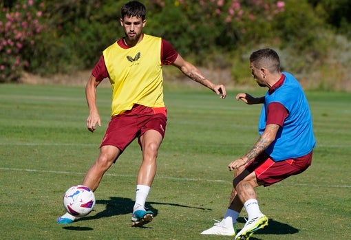 Januzaj y Papu Gómez, durante la pretemporada