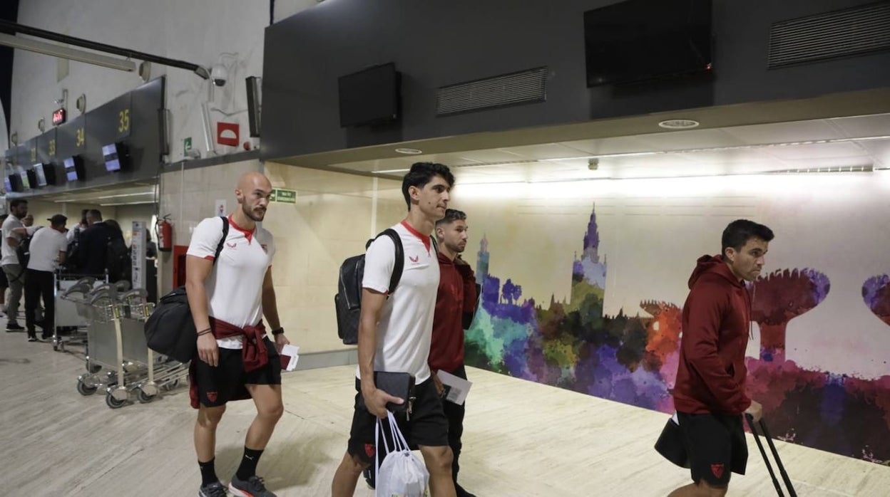 Dmitrovic, Bono, Montiel y Acuña, en el aeropuerto de San Pablo de Sevilla antes de partir a Estados Unidos
