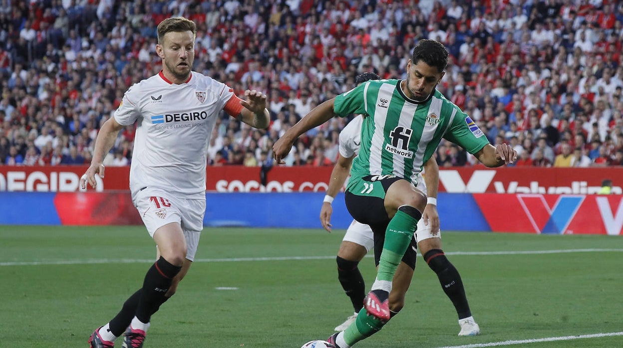 Un lance del último Sevilla FC - Real Betis, en el Sánchez-Pizjuán