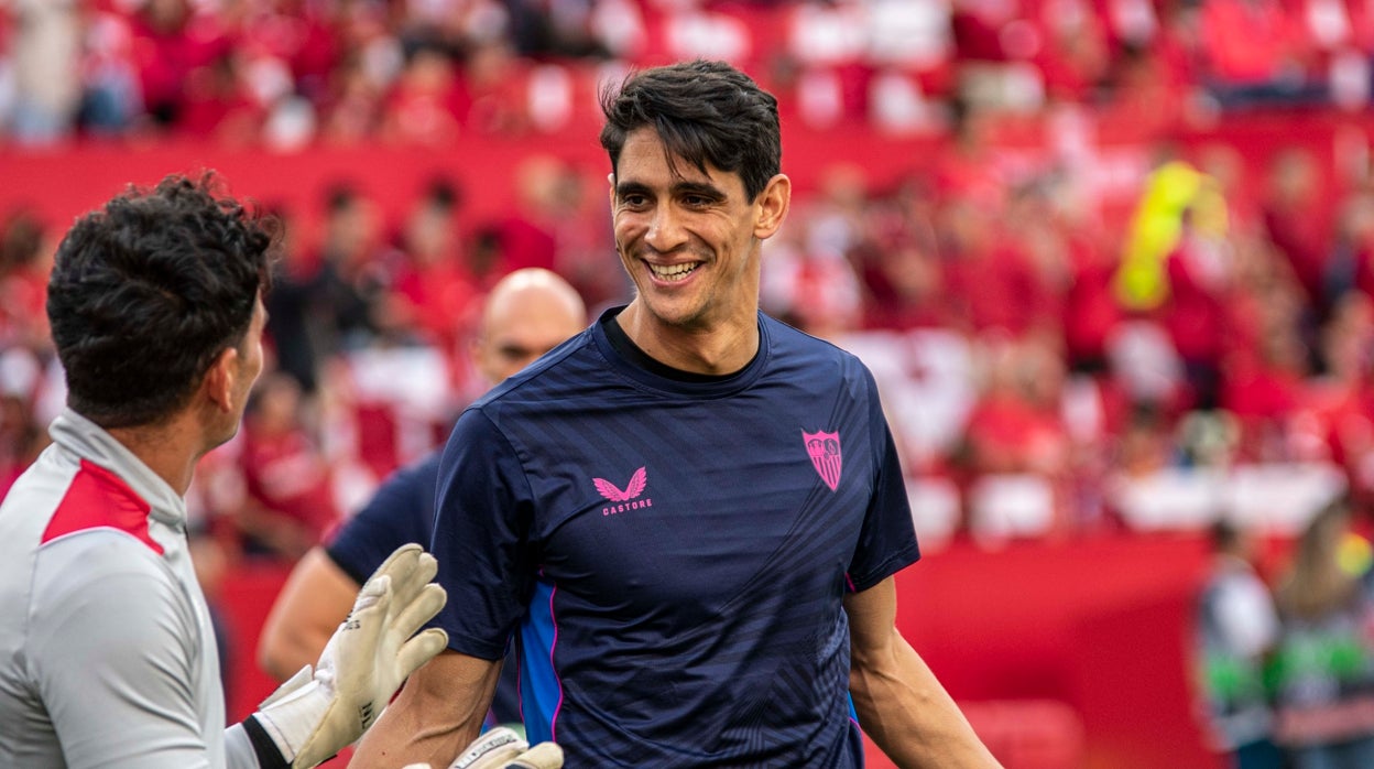 Yassine Bono conversando con el entrenador de portero, José Luis Silva, en un calentamiento