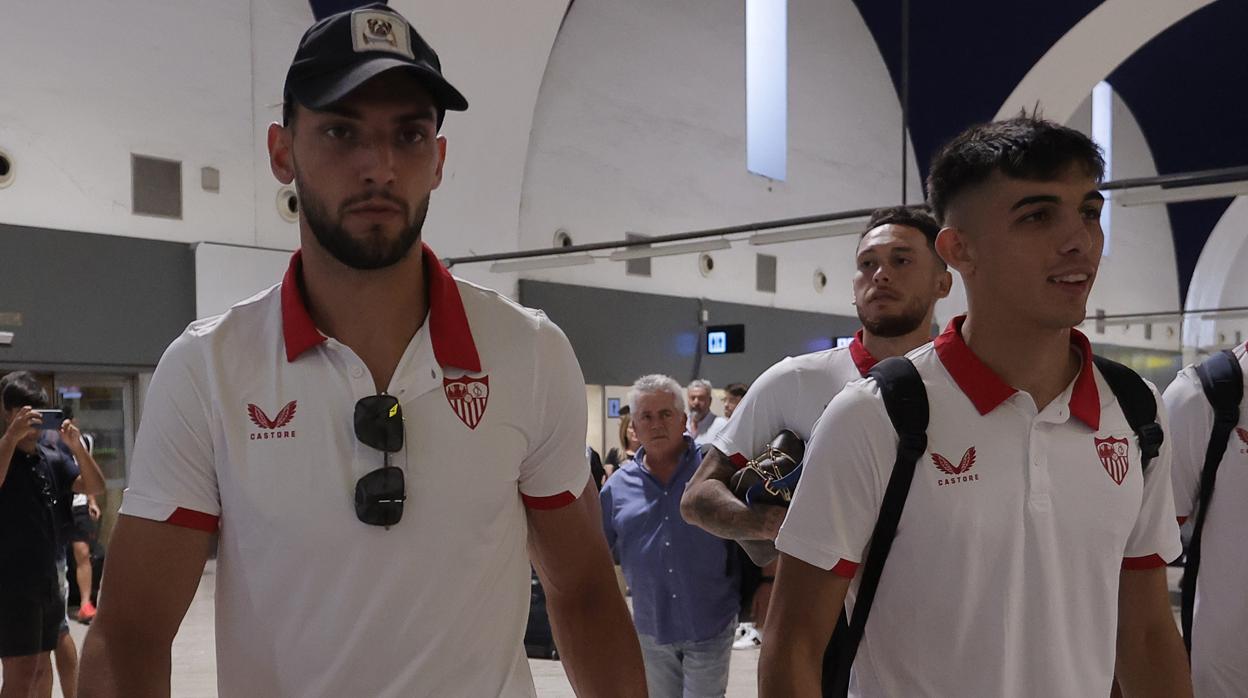 Rafa Mir en el aeropuerto de Sevilla antes de volar hacia Alemania esta pretemporada