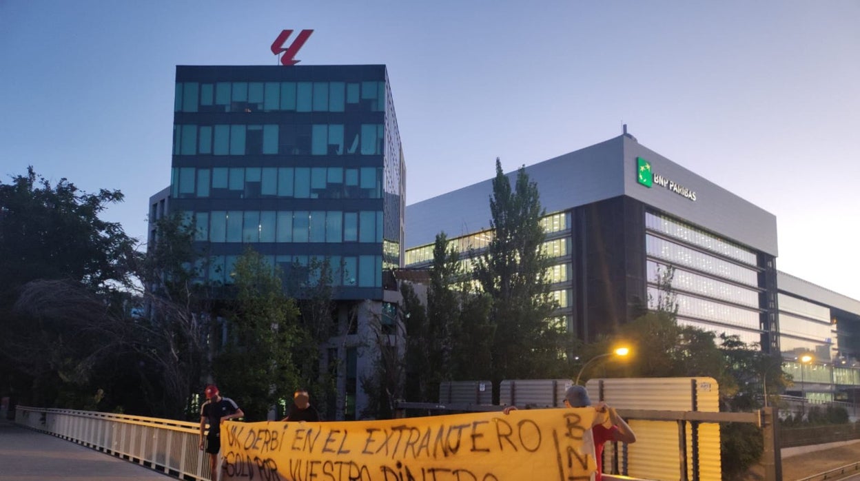 Pancarta de Biris Norte en la sede de LaLiga