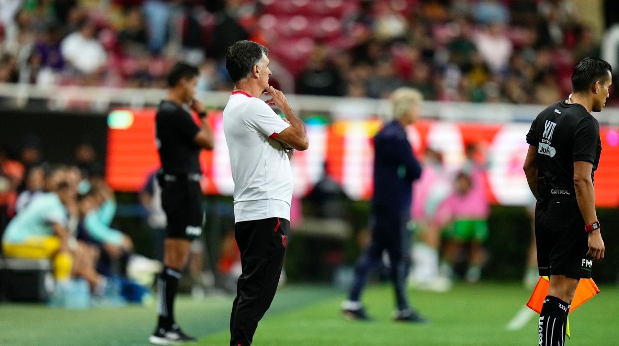 Mendilibar, en la banda del Estadio Akron