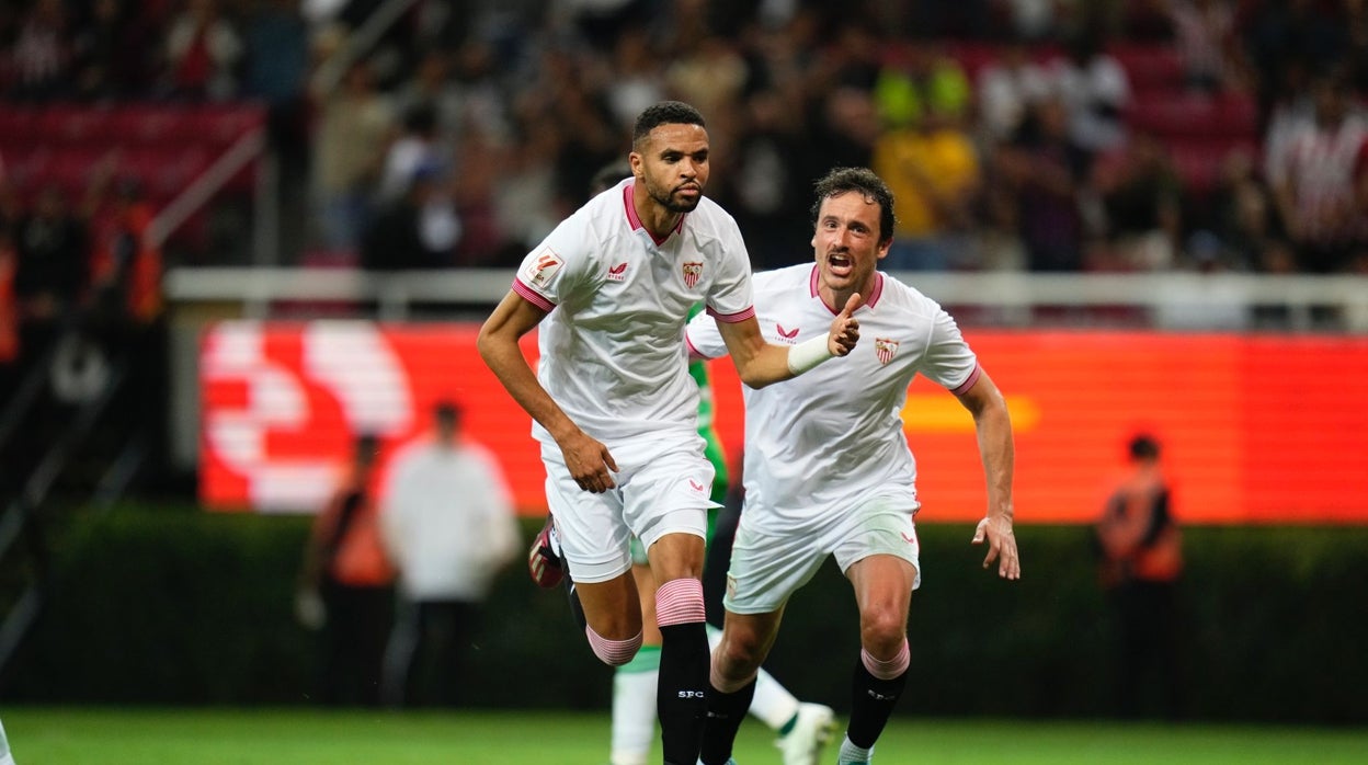 En-Nesyri celebra con Delaney su gol al Betis en Guadalajara