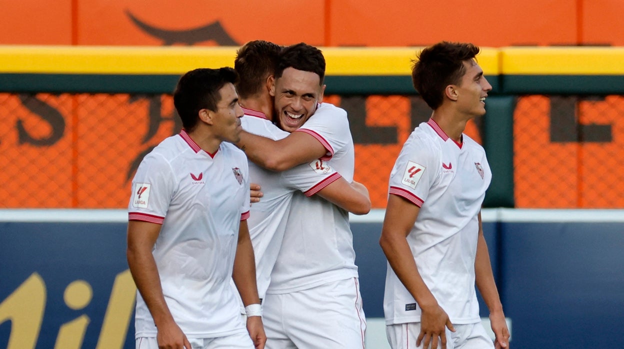 Ocampos celebra junto a sus compañeros la victoria frente al Crystal Palace en Detroit