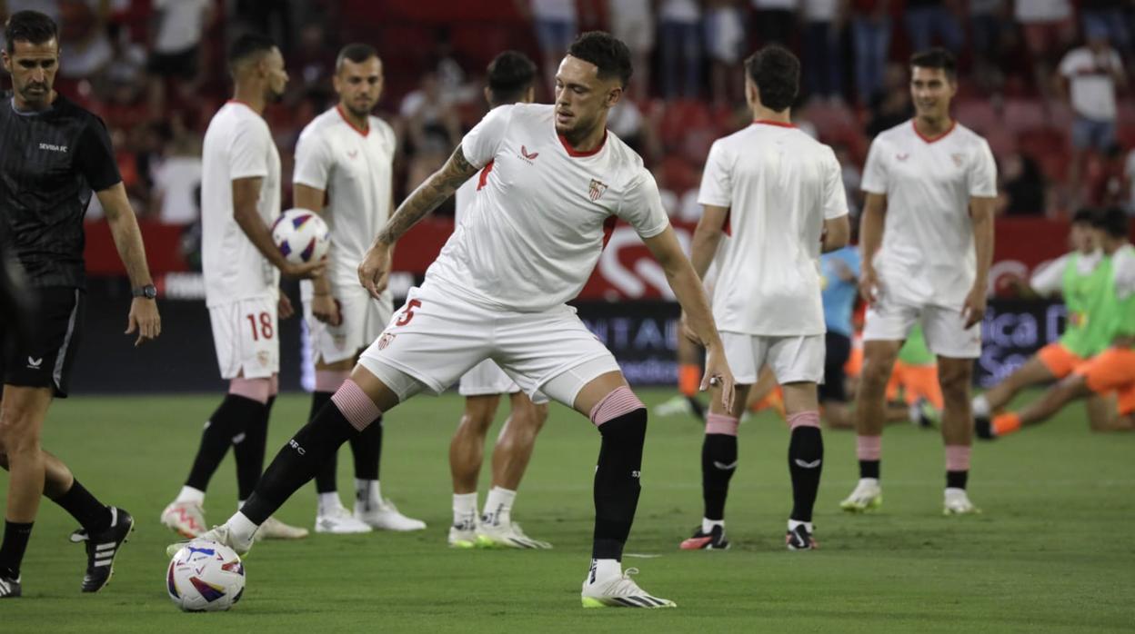 Ocampos durante el calentamiento previo al Sevilla-Valencia