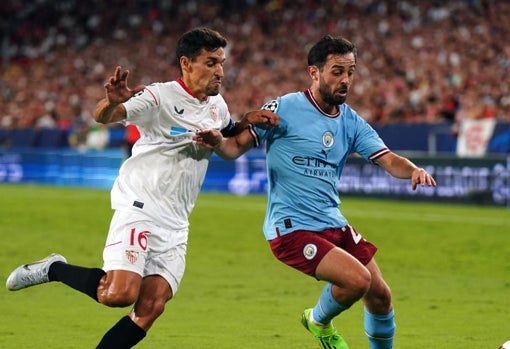 Bernardo Silva protege el balón ante la presión de Jesús Navas, durante el Sevilla - Manchester City de la temporada pasada
