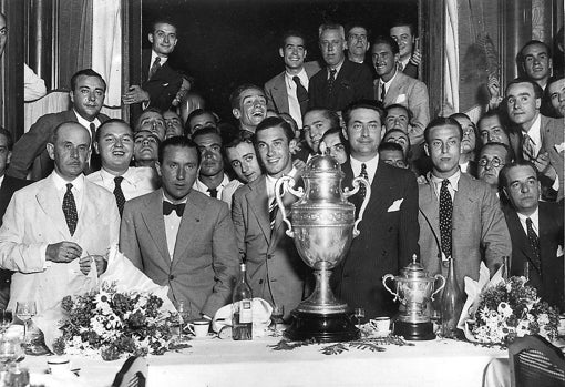 El Sevilla FC, con el trofeo de la Copa de la República ganado en 1935