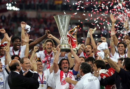 Javi Navarro, elevando al cielo la Copa de la UEFA en Eindhoven en 2006