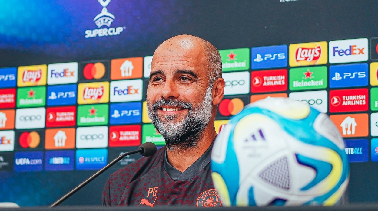 Pep Guardiola atiende a los medios de comunicación en sala de prensa en la previa de la final de la Supercopa