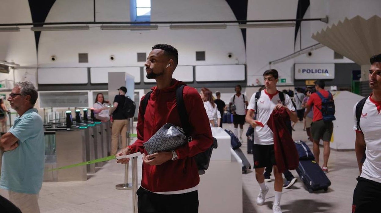 Imagen de Djibril Sow en el Aeropuerto de San Pablo antes de viajar a Atenas para la Supercopa de Europa