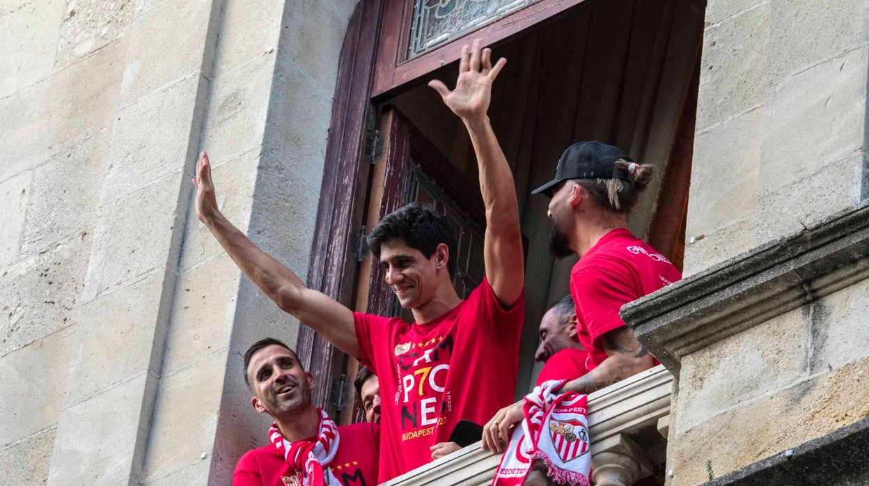 Yassine Bounou en uno de los balcones del ayuntamiento del Sevilla junto a Juan Díaz y Gudelj