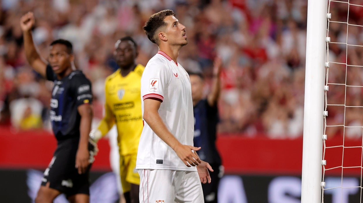 Pedro Ortíz, durante el Sevilla - Independiente del Valle