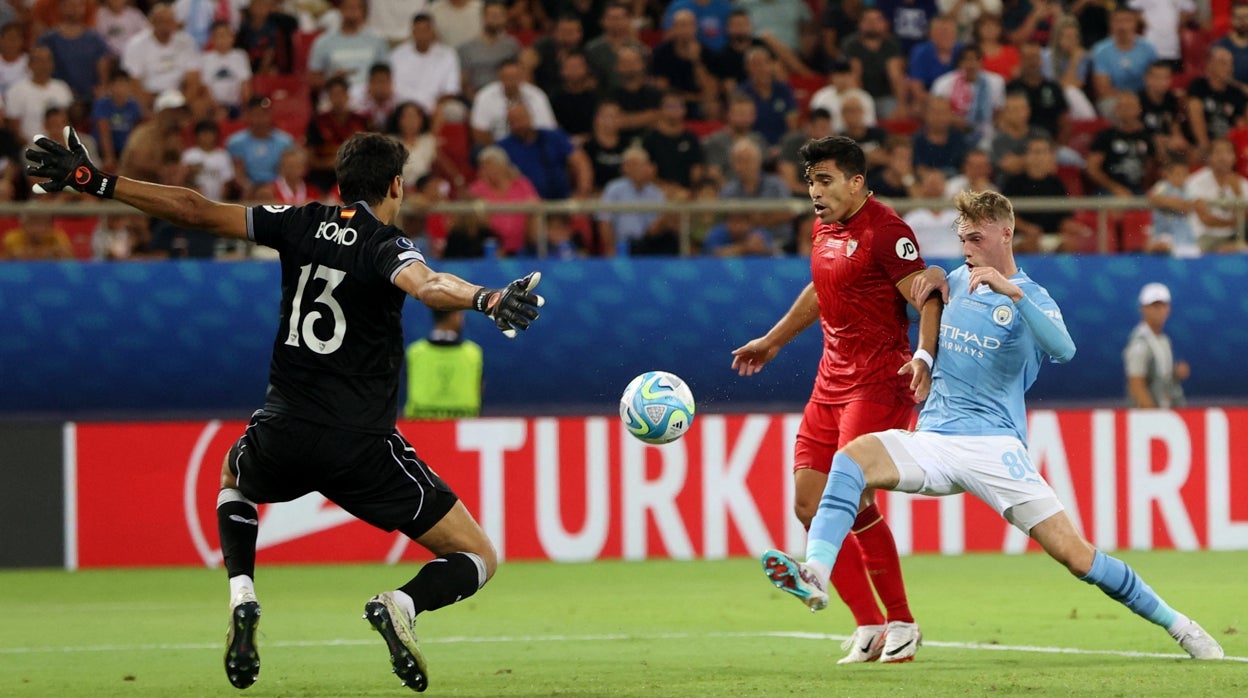 Marcos Acuña interceptando a Palmer frente a Bono en la final de la Supercopa de Europa