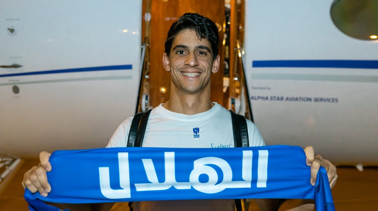 Bono posa con la bufanda del Al-Hilal de Arabia Saudí