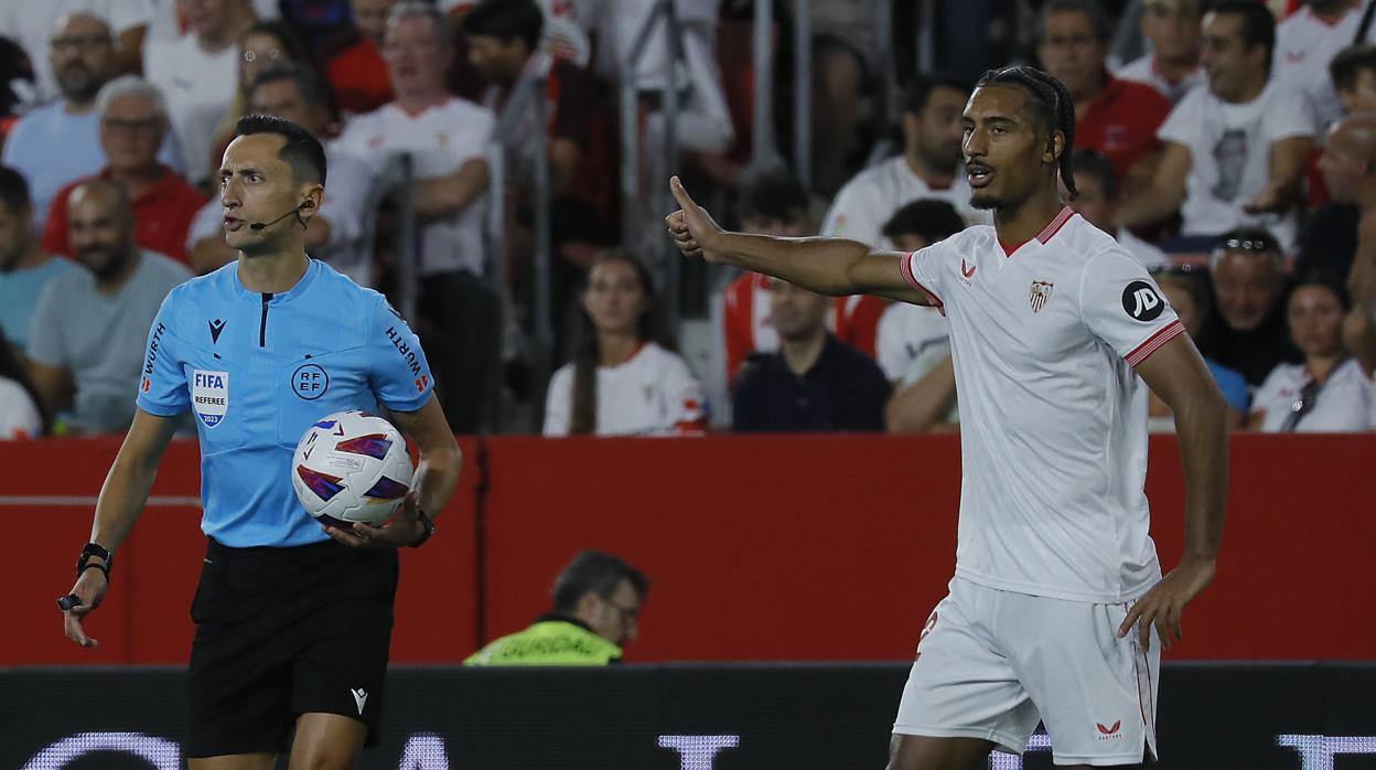 Badé durante el partido ante el Valencia en el Sánchez-Pizjuán
