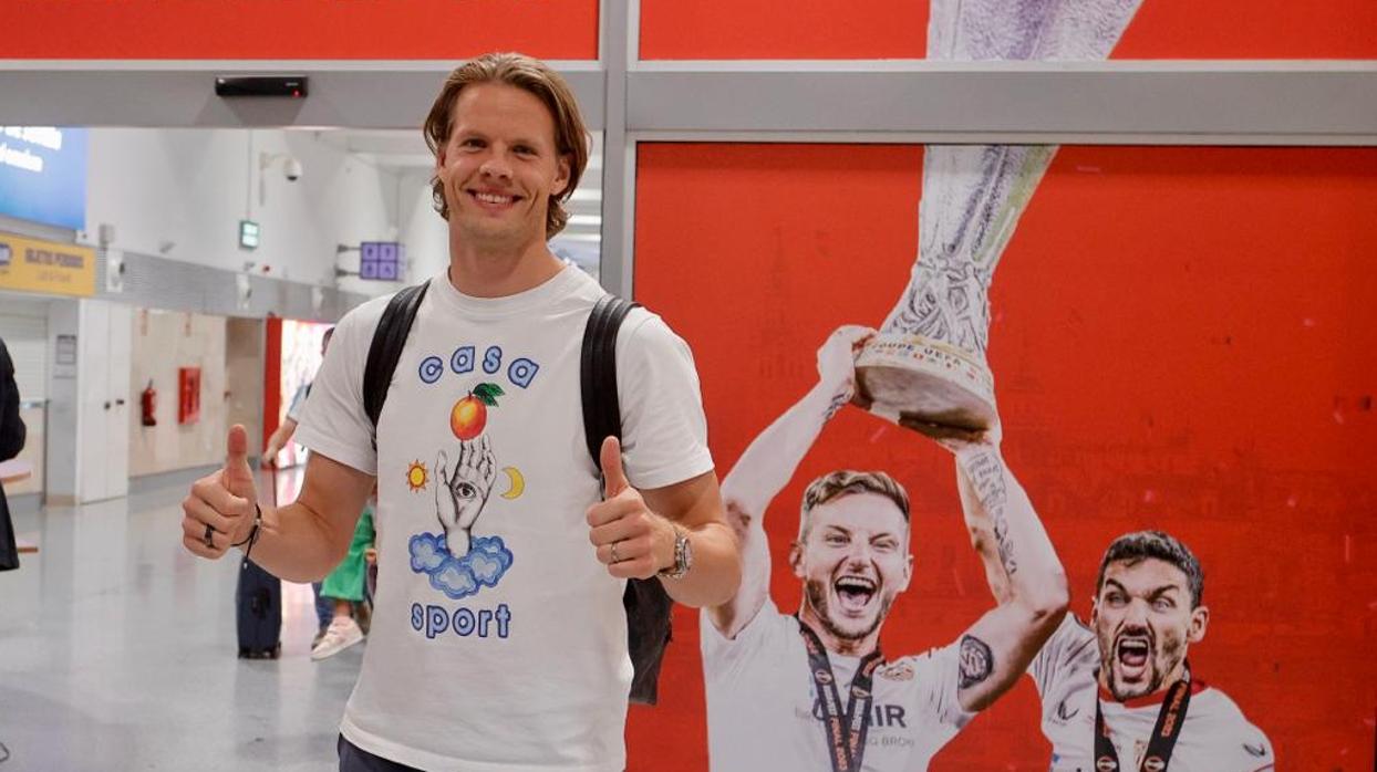 El portero noruego Orjan Nyland en el aeropuerto de Sevilla
