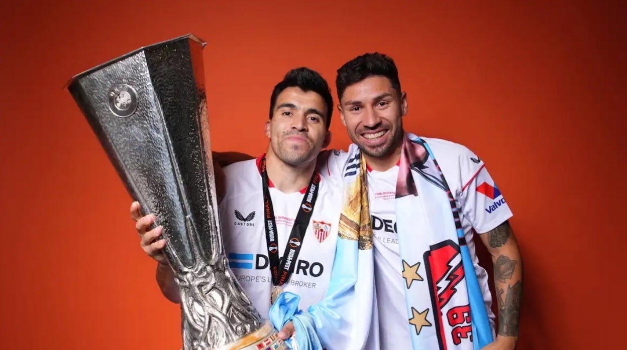 Marcos Acuña y Gonzalo Montiel posan con la Europa League conquistada en Budapest