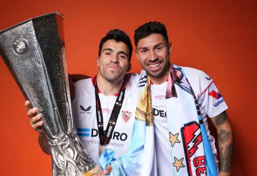 Marcos Acuña y Gonzalo Montiel posan con la última Europa League conquistada