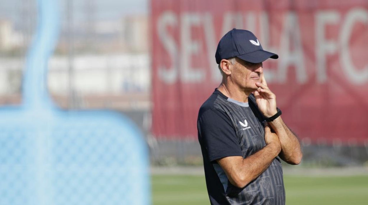 El técnico del Sevilla, José Luis Mendilibar, durante el entrenamiento de este domingo en la ciudad deportiva