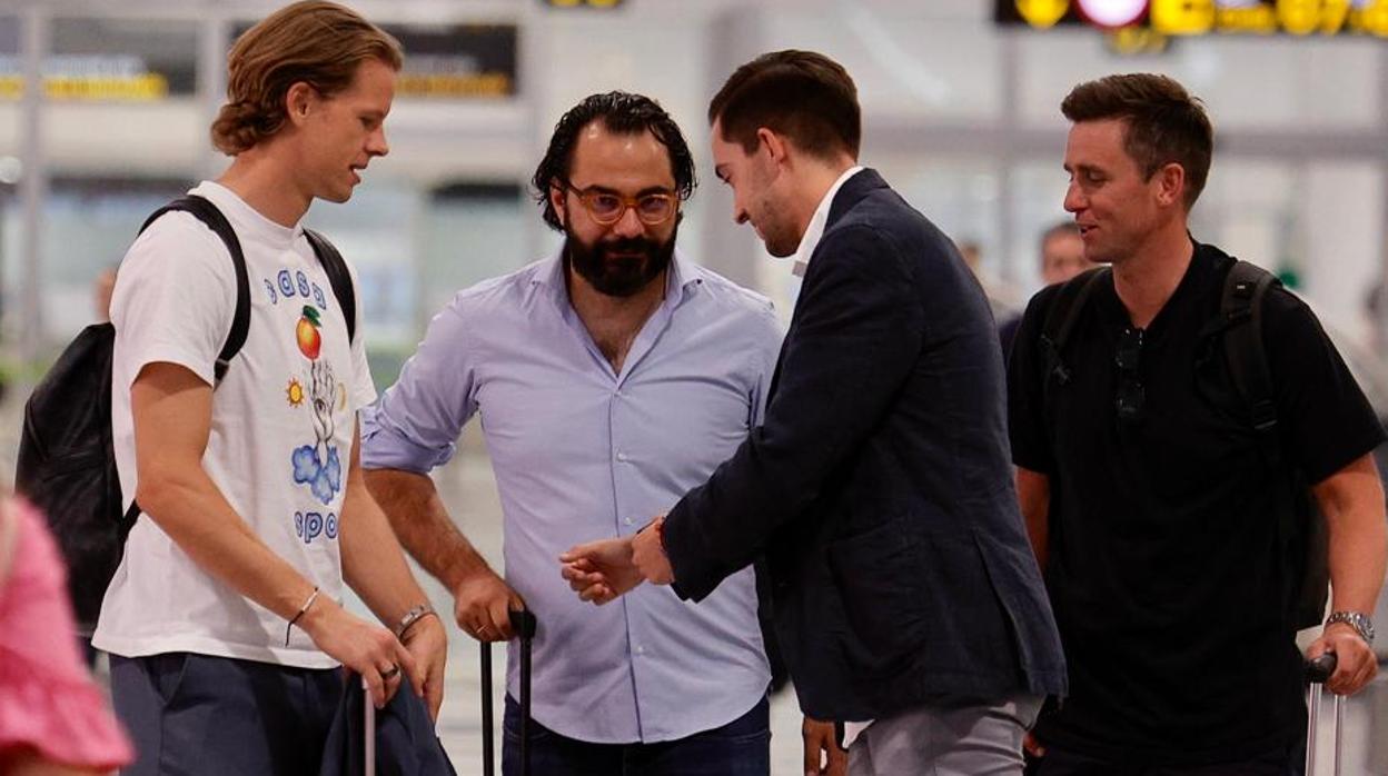 Nyland, a su llegada al aeropuerto de Sevilla junto a Víctor Orta