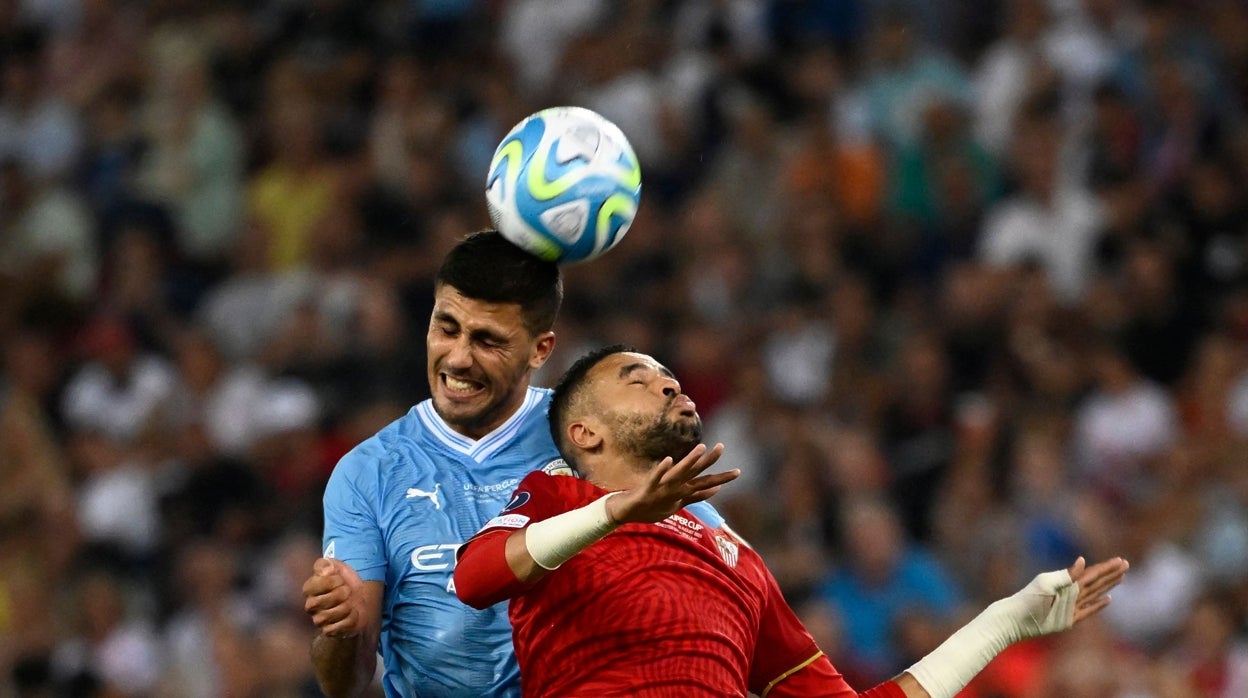 En-Nesyri y Rodri pelean por un balón aéreo en la Supercopa de Europa