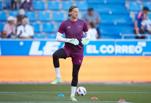 Nyland, durante el calentamiento previo al partido ante el Alavés