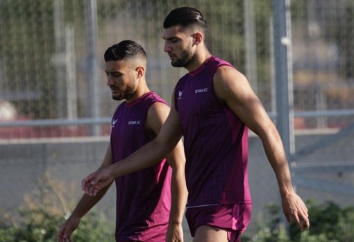 Rafa Mir y Óscar, durante el entrenamiento de este jueves