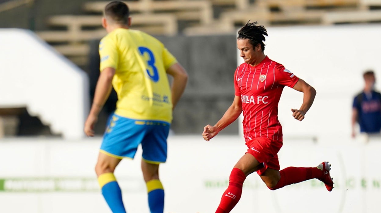 Óliver Torres busca un pase en un partido contra Las Palmas