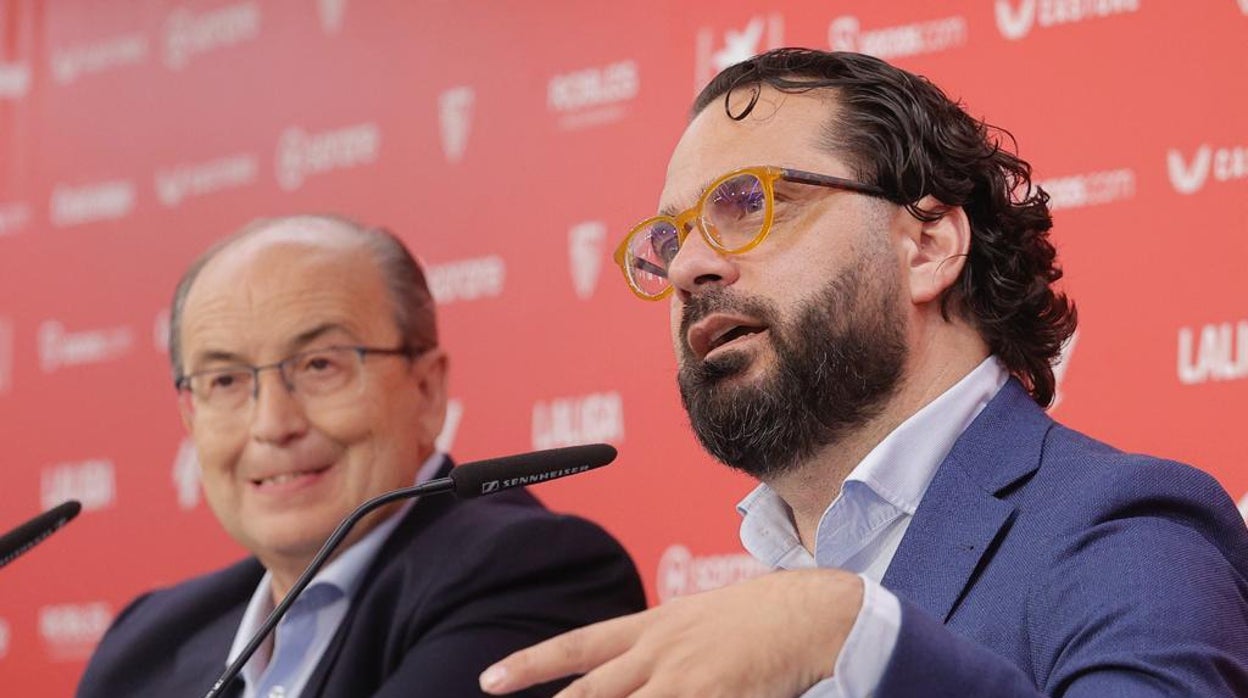 Víctor Orta argumenta una de sus respuestas en la doble presentación de este jueves