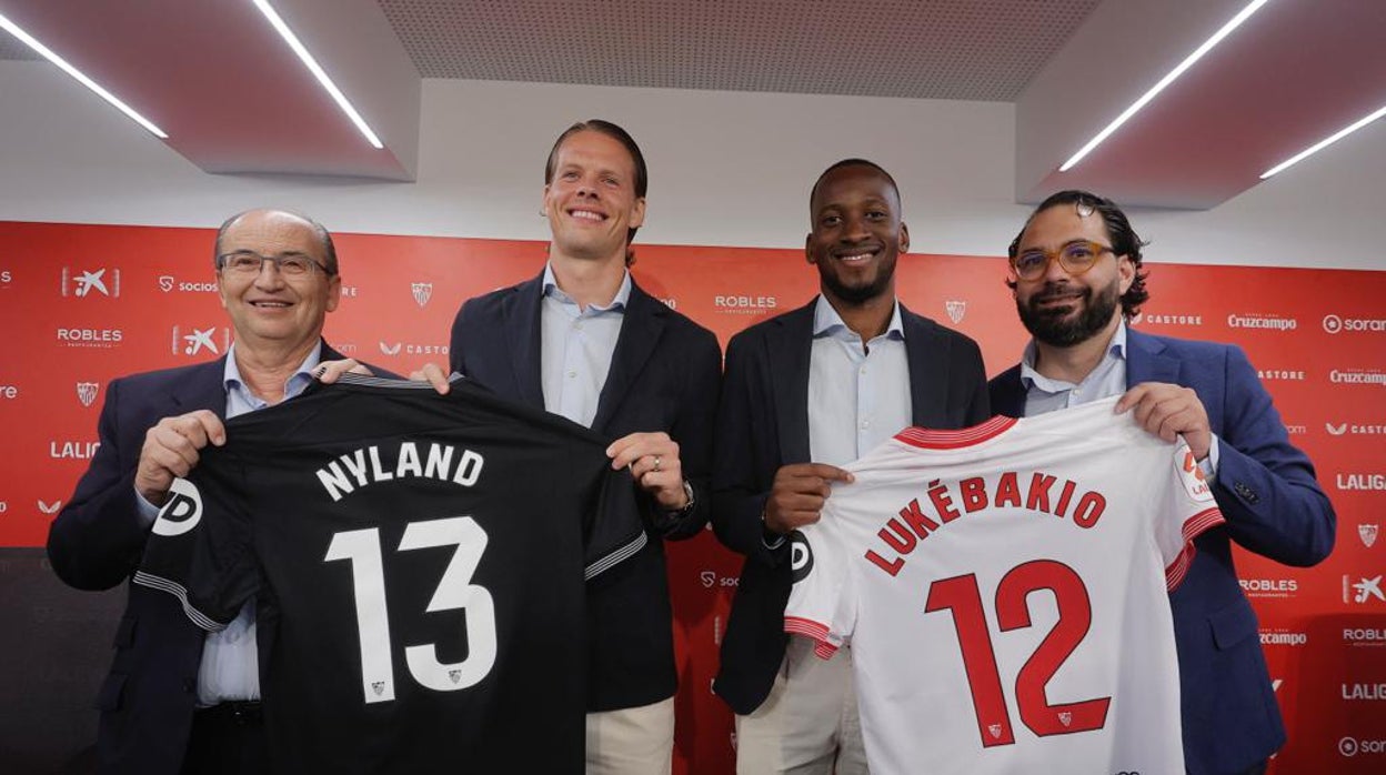 Nyland y Lukebakio, dorsales 13 y 12 respectivamente, flanqueados por José Castro y Víctor Orta