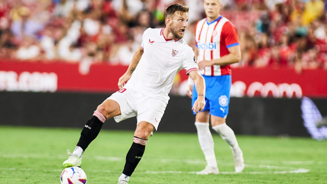 Rakitic en plena jugada en el Sánchez-Pizjuán ante el Girona