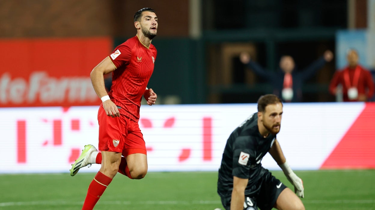 Rafa Mir durante el amistoso que disputó el Sevilla frente al Atlético de Madrid en Los Ángeles