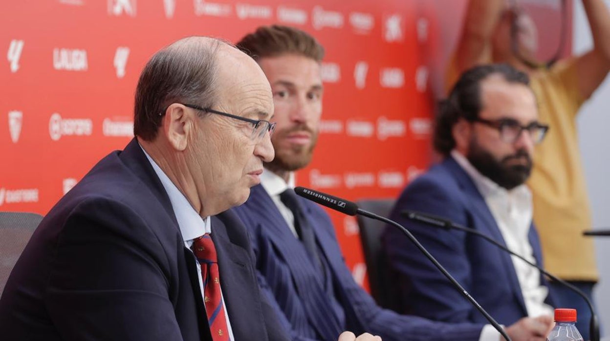 Castro responde a los medios de comunicación ante la mirada de Ramos y Víctor Orta