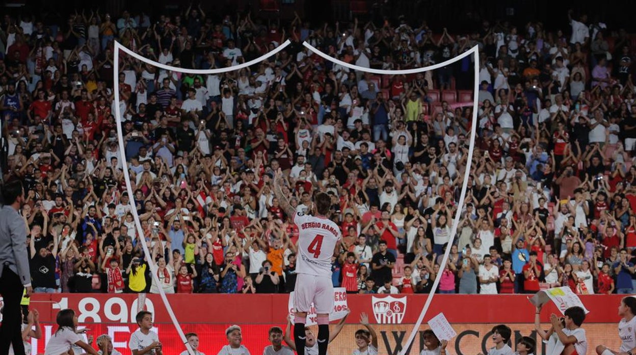 Ramos saluda a la grada, repleta de sevillistas que han respondido a la convocatoria de su canterano