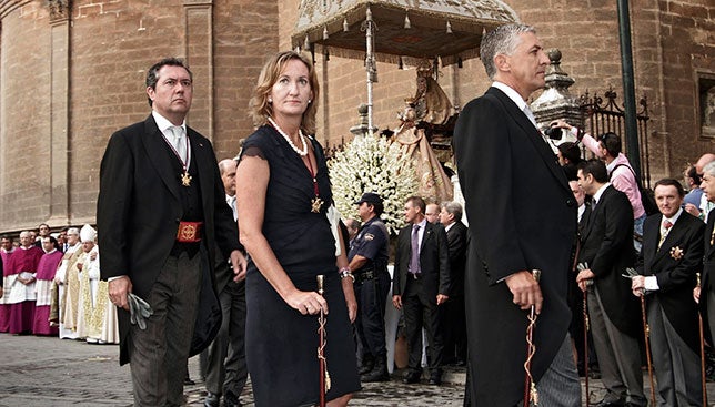 ¿Qué te parece que Espadas quiera regular la representación municipal en la Virgen de los Reyes?