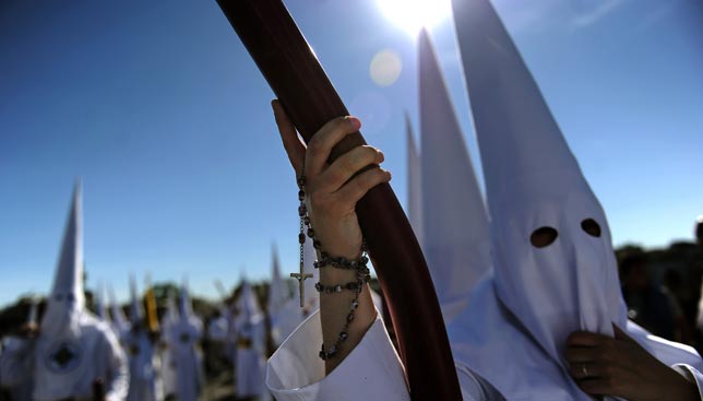 San Gonzalo lamenta la confusión de la BBC con su túnica de nazareno y un miembro del Ku Klux Klan