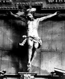 Detalle del Crucificado del retablo mayor, que sería titular de la Hermandad